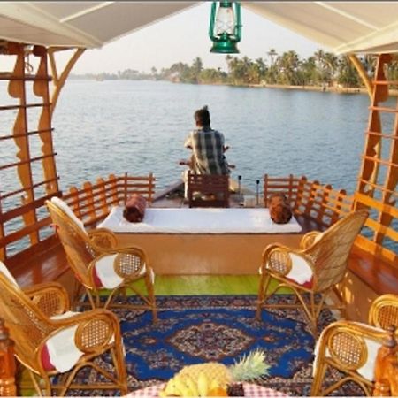 فندق وارمث ليك هافن Alappuzha المظهر الخارجي الصورة